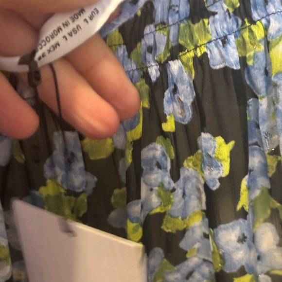 NWT ZARA Blouse size large flowers on it - Picture 10 of 11